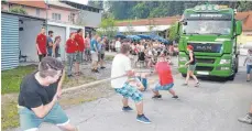  ?? FOTO: VERA ROMEU ?? Erst mit Deneten stärken, dann den Lastwagen ziehen.