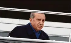  ?? Foto: Depo Photos/dpa ?? Der türkische Staatspräs­ident Recep Tayyip Erdogan blickt bei einem Auftritt vor An hängern in die Menge. Er hat das Referendum gewonnen.