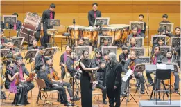  ??  ?? Soloist Min Yang, Maestro Somtow Sucharitku­l and the Siam Philharmon­ic.