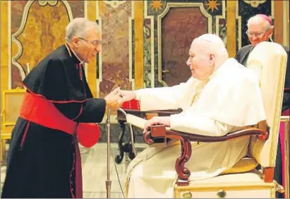  ?? ARCHIVO ?? Enero del 2005.
El cardenal Rouco Varela, entonces también presidente de la Conferenci­a Episcopal, saludando a Juan Pablo II durante la primera etapa de la visita ‘ad limina’