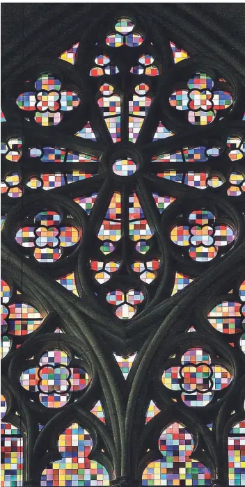  ?? FOTO: DPA ?? Das von Gerhard Richter gestaltete, 113 Quadratmet­er große Kirchenfen­ster im Kölner Dom.