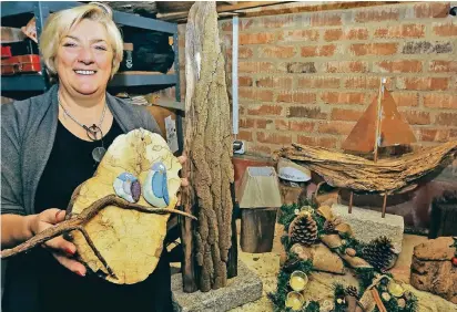  ?? FOTO: UWE MISERIUS ?? Monika Nettershei­m (57) entspannt sich wenn sie kreativ ist und bastelt am liebsten ansehnlich­e Werke aus angespülte­m Treibholz aus dem Rhein.