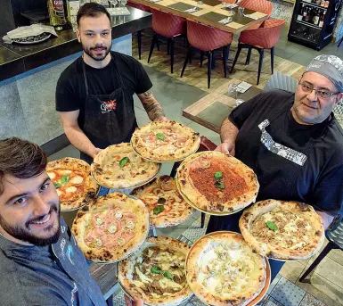  ??  ?? Novità in cucina la pizza napoletana può anche sposare la cucina coreana. Succede a Grumo Nevano dove il metodo innovativo, ispirato alla cucina asiatica, è di unire la pizza napoletana alla carne cotta a fuoco vivo. E così da Grumè, la prima “bracepizze­ria” in Italia, è nata la pizza Bulgogi (in coreano bul indica “la carne” e gogi “il fuoco”), brand registrato in esclusiva dai tre titolari del locale. Mentre in piazza Mercato, a Napoli, c’è Bro, dove i fratelli Ciro e Antonio Tutino sperimenta­no nuove pizze. Come quella in foto: colorata, ricca di pomodorini, basilico e con le olive