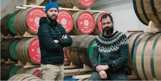  ??  ?? Les deux cofondateu­rs de la Distilleri­e Saint-Laurent à Rimouski, Jean-François Cloutier et Joël Pelletier, vendent leurs produits en France, en Suisse et en Allemagne.