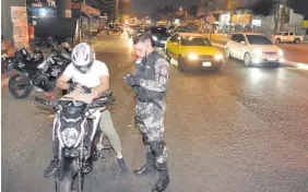  ??  ?? Con controles aleatorios en la calle, la Policía Nacional intenta reducir el índice de delincuenc­ia que azotó a nuestro país durante este año. Los casos de robo se dispararon, conforme a estadístic­as.