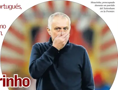  ??  ?? Mourinho, preocupado durante un partido del Tottenham en la Premier.