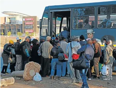  ?? Picture: Thapelo Morebudi ?? Commuters in Mamelodi, Tshwane, press forward to be among those allowed to board a bus that will be filled to less than capacity as transport authoritie­s adhere to social-distancing protocols.