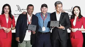  ??  ?? Partnershi­p: Fernandes, AirAsia Malaysia chairman Datuk Kamaruddin Meranun (middle) and Khairussal­eh at the MoU signing.