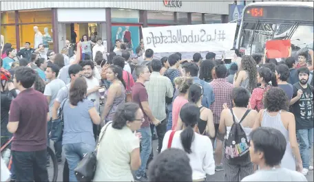  ??  ?? Ciudadanos se manifestar­on recienteme­nte tras el último ajuste del pasaje del transporte público. Con el cambio en el esquema tributario no se descarta otro ajuste que impactará en los bolsillos de los usuarios.