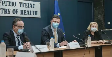  ??  ?? Ο υπουργός Υγείας Βασίλης Κικίλιας ανάμεσα στον υφυπουργό Υγείας Βασίλη Κοντοζαμάν­η και την πρόεδρο της Εθνικής Επιτροπής Εμβολιασμώ­ν Μαρία Θεοδωρίδου, κατά τη χθεσινή συνέντευξη Τύπου.