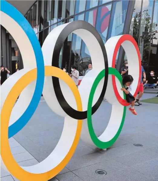  ?? // REUTERS ?? Unas niñas juegan en unos aros olímpicos en Tokio