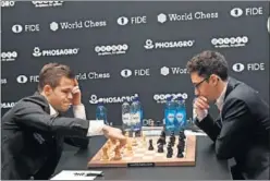  ??  ?? EN ACCIÓN. Carlsen y Caruana, durante el duelo de ayer.