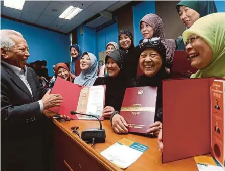  ?? [FOTO HALIMATON SAADIAH SULAIMAN/BH] ?? Mohd Yusof beramah mesra dengan sebahagian 22 wanita Islam Xian, China pada majlis Penyampaia­n Sijil Kursus Bimbingan Agama Islam kepada mereka di PERKIM, baru-baru ini.