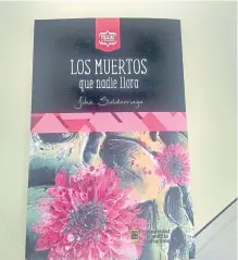  ??  ?? Esta es la carátula del libro que mezcla la realidad y la ficción.