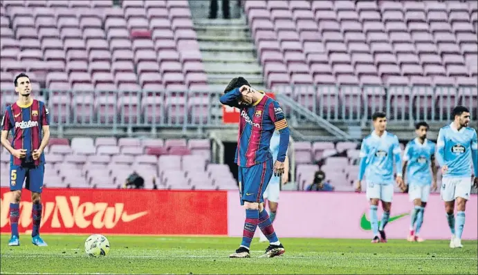  ?? CÉSAR RANGEL ?? Lionel Messi se lamenta y se tapa el rostro tras el gol de la victoria del Celta, ayer en el Camp Nou