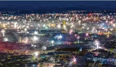  ?? Foto: Matthias Balk, dpa (Archivbild) ?? So sah es in München vor Corona zum Jahreswech­sel aus. Aber auch heuer wird der Himmel weitgehend dunkel bleiben.