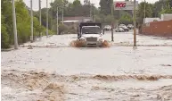  ??  ?? POTENCIA. El fenómeno metereológ­ico puso a prueba la resistenci­a de las máquinas.