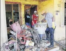  ?? REUTERS ?? Volunteers clean a house that was damaged in the flood on the outskirts of Kochi in Kerala.