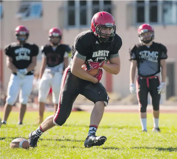  ?? RICHARD LAM/PNG ?? St. Thomas More’s Tyler Eckert lugs the ball in practice. He says his experience on the offensive line helps at running back.