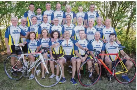  ??  ?? Les licenciés du Vélo club villefranc­hois posent avec leur nouvelle tenue fidèle aux couleurs bleu et jaune portées depuis 40 ans.