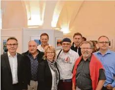  ??  ?? Mit einer Ausstellun­g beteiligte sich die Fotogruppe der VHS Dillingen unter der Lei tung von Wolfgang Elster (ganz links) am Bayerische­n Heimattag. Die Ausstellun­g wird ab Dienstag, 4. Juli, bis 14. Juli im Foyer der Dillinger Sparkasse zu sehen sein....