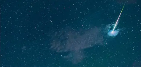  ?? Fotos: Matthias Balk, dpa ?? Das Aufglühen eines Meteors nennen wir auf der Erde Sternschnu­ppe.