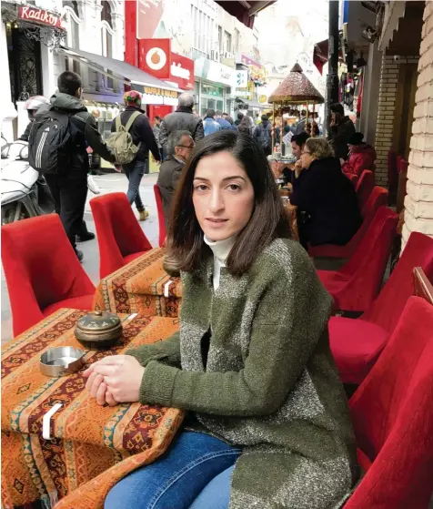  ?? Foto: Susanne Güsten ?? Mesale Tolu macht einen gefassten Eindruck. Acht Monate lang war die deutsche Journalist­in in der Türkei in Haft. Die Solidaritä­t aus ihrer Heimat hat sie durch die schweren Tage in der Haft getragen, sagt sie.