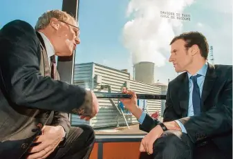  ?? FOTO PROFIMEDIA ?? Jak transparen­tně zestátnit obří energetick­ou firmu by si Fialova vláda možná měla nechat vysvětlit od francouzsk­ého prezidenta Macrona (na snímku z roku 2016 vpravo, se šéfem tehdy ještě polostátní EDF Jeanem Lévym)
