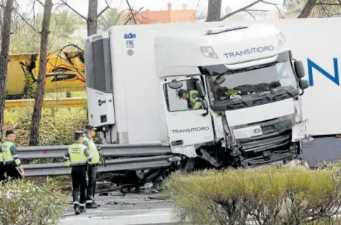  ?? // RAÚL DOBLADO ?? Camión que arrolló a los dos guardias civiles muertos en Los Palacios (Sevilla)