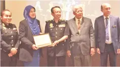  ??  ?? Zulkefle (centre) presenting the Watikah Pentauliah­an Pegawai Integriti Bertauliah to the Sedco’s head of Integrity Unit, Jamilah Yunus (second left). Also seen are Richard (second left) and Saifudin (right).