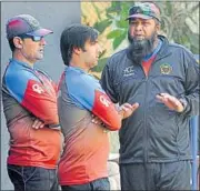  ?? GURMINDER SINGH/ HT ?? Inzamam-ul-Haq (right) in animated discussion as he tries to inject urgency among his boys.