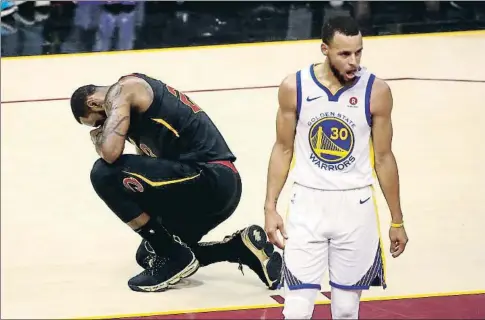  ?? GREGORY SHAMUS / AFP ?? LeBron Jones, arrodillad­o, ante Stephen Curry, que tuvo una actuación espléndida en el cuarto partido de los playoffs