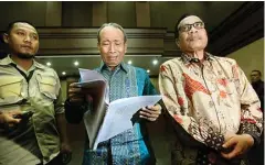  ?? MIFTAHULHA­YAT/JAWA POS ?? MENANGIS: Irman (kanan) dan Sugiharto (tengah) setelah menjalani sidang pembacaan nota pembelaan (pleidoi) kasus korupsi e-KTP di pengadilan tipikor kemarin.