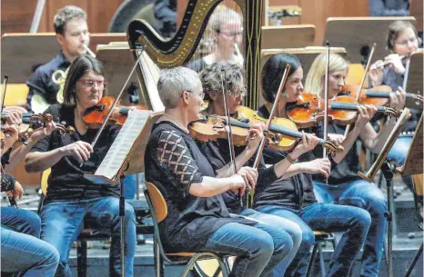  ?? FOTO: PETER SCHLIPF ?? Das Collegium musicum brillierte beim Frühjahrsk­onzert am Samstag in der Aalener Stadthalle.