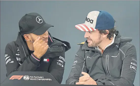  ?? FOTO: AP ?? Lewis Hamilton y Fernando Alonso se mostraron muy cercanos en la rueda de prensa previa al GP de Estados Unidos de F1, charlando, sonriendo y haciendo bromas