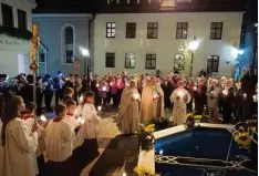  ?? Foto: Jürgen Tochterman­n ?? Rund 400 Frauen trafen sich in Donauwörth zu einer Sternwallf­ahrt. Gebetet wurde unter anderem am Marienbrun­nen.