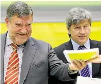  ??  ?? Herbert Stepic mit Johann Strobl, einem der größten Favoriten für seine Nachfolge als Vorstandsc­hef der RBI