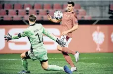  ?? /EFE. ?? Remo Freuler (8) ‘pica’ la pelota por encima del arquero alemán, Manuel Neuer, para el 2-0 parcial de Suiza.