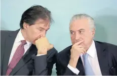  ??  ?? El mandatario brasileño, Michel Temer (der.), conversa con el presidente del Congreso Nacional, Eunicio Oliveira, durante una ceremonia ayer en Brasilia.