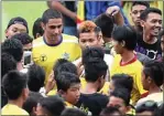  ?? FARID FANDI/JAWA POS ?? ASET KLUB: Suporter Persegres mengerumun­i Diego Gama di Stadion Petrokimia, Gresik (31/1).