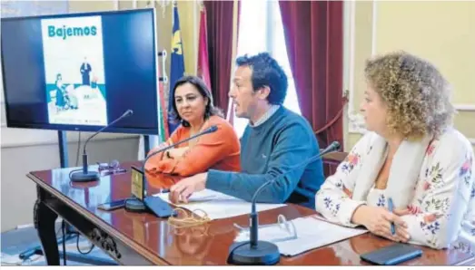  ?? D.C. ?? La presidenta de Cruz Roja, Rosario García; el alcalde de Cádiz, José María González; y la concejala de Vivienda, Eva Tubío, ayer en la rueda de prensa.