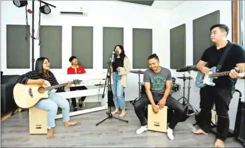  ?? HEAN RANGSEY ?? The Sound Initiative offers music courses to budding Cambodian musicians to provide them with practical skills to land jobs in the industry.