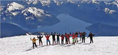  ??  ?? Der.: el Lanín es una experienci­a previa de montaña muy buena. Centro: chequeo médico y plan organizado, indispensa­bles para el desafío. Abajo: domos de la patrulla de rescate en Nido de Cóndores.