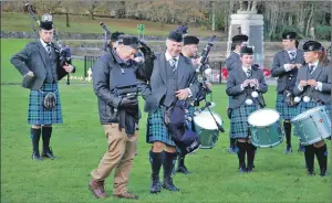  ?? 06_a46IDPBfil­ming16 ?? Pipe Major Stuart Liddell shares a joke with BBC director Angus McIntyre.