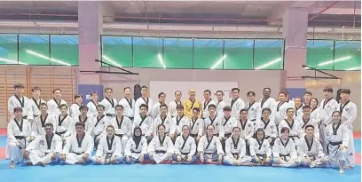  ??  ?? UNTUK ALBUM: Peserta kursus ‘poomsae’ bergambar beramai-ramai semasa di Kuala Lumpur.