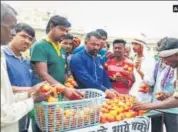  ?? ANI TWITTER ?? Congress workers sell tomatoes outside the Uttar Pradesh assembly premises in Lucknow on Friday.