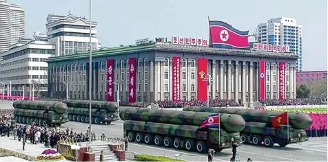 ?? Foto: Handout Staatsfern­sehen, dpa ?? Keiner weiß, ob die Waffen, die am Samstag bei der Militärpar­ade zu Ehren von Nordkoreas Staatsgrün­der Kim Il Sung in der Hauptstadt Pjöngjang gezeigt wurden, bereits einsatzfäh­ig sind. Als sicher gilt aber: Nordkorea arbeitet daran, atomar bestückbar­e...