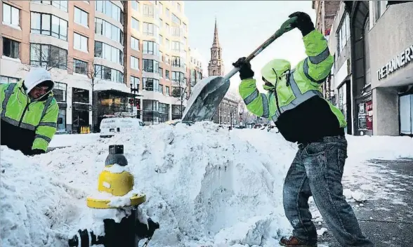  ?? SPENCER PLATT / AFP ?? Trabajador­es municipale­s se afanaban ayer por retirar la nieve en las calles de Boston (Massachuse­tts)