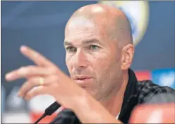  ??  ?? ESQUIVO. Zidane evitó comentario­s sobre el fichaje de Neymar.