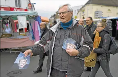  ?? AP ?? CAMPAñA. José Evrard, ex militante del PC, reparte folletos de Le Pen en un pueblo del norte de Francia.